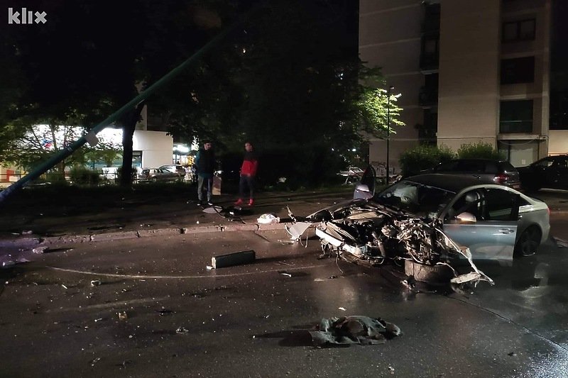 Stravična nesreća: Automobil smrskan nakon udara u banderu, jedno povrijeđeno (FOTO)