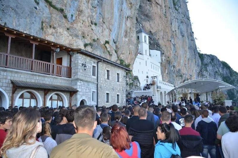 NA OSTROG NE MOŽETE KAD VAM JE VOLJA, VEĆ KAD VAS SVETI VASILIJE POZOVE! Verujte ili nemojte da verujete u ovu priču Beograđanke!