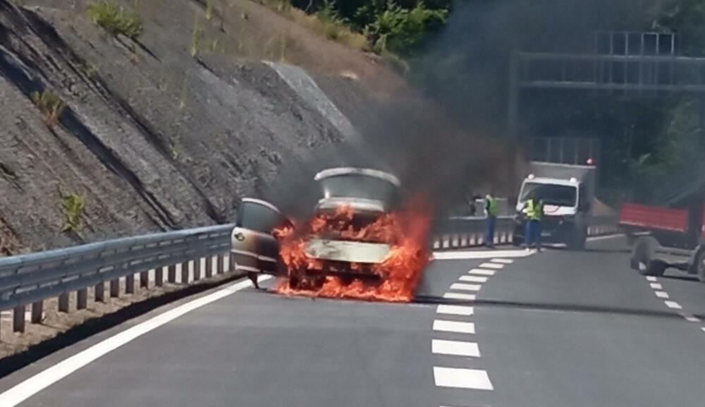 PRVA NESREĆA NA NOVOM AUTO-PUTU U CRNOJ GORI! Pogledajte kako gori automobil! EVO ŠTA SE TAČNO DESILO (VIDEO)