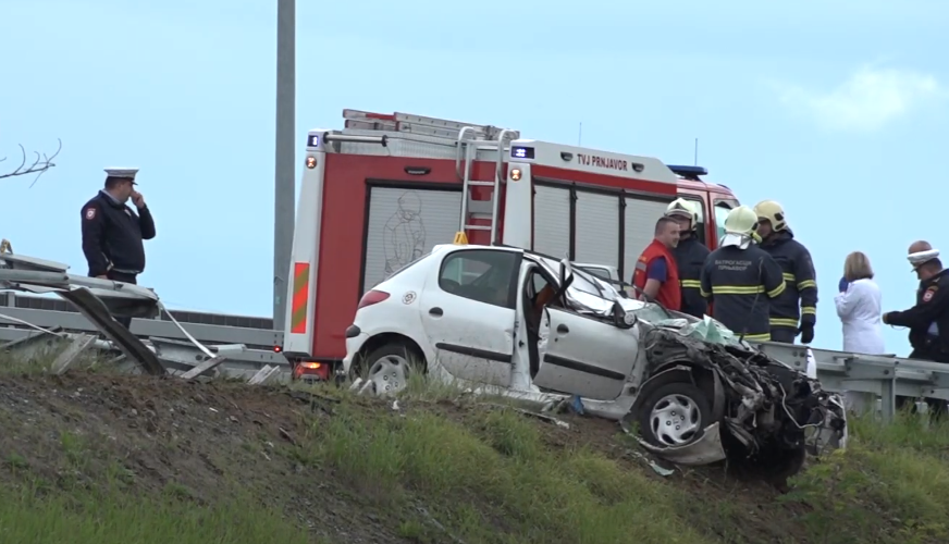 U nesreći poginula jedna osoba: Auto probio bankinu (VIDEO)