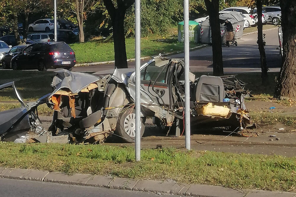 STRAŠAN PRIZOR NA MESTU STRAVIČNE NESREĆE: 2 muškarca mrtva, žena teško povređena! VOZILO PREPOLOVLJENO (FOTO, VIDEO)