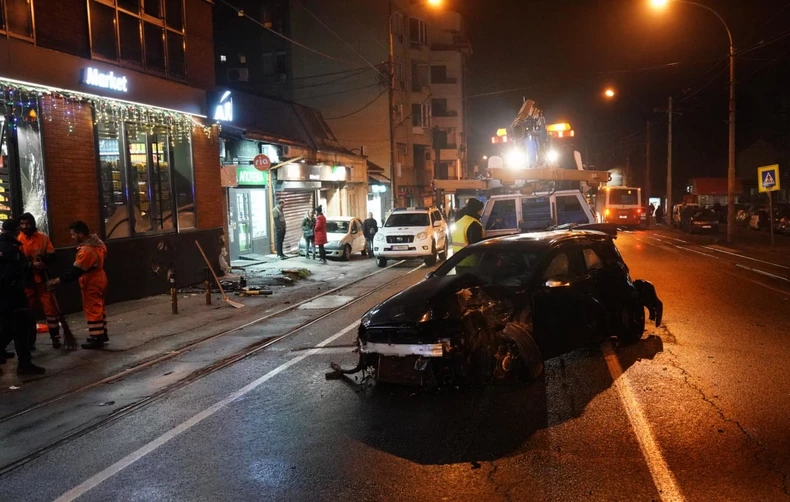 “DRŽAO JE DEVOJKU ZA RUKU KADA GA JE POKOSIO AUTOMOBIL” Detalji tragedije u Beogradu: “Vozač je ‘leteo’, a onda izgubio kontrolu…”
