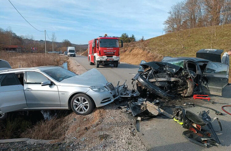 (FOTO) U teškoj saobraćajnoj nesreći preminuo Miroslav: Vatrogasci rezali automobile da izvuku osobe iz njih