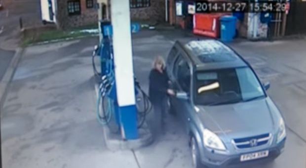 Nadzorna kamera na benzinskoj pumpi uhvatila ženu da radi OVO! Nećete vjerovati svojim očima!