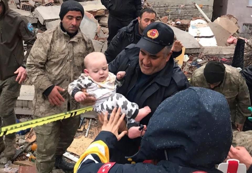 Fotografija koja je obišla svijet: Beba izvučena iz ruševina nakon zemljotresa!