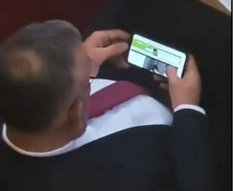 Skandal! Srpski poslanik u Skupštini gledao filmove za odrasle na mobilnom telefonu