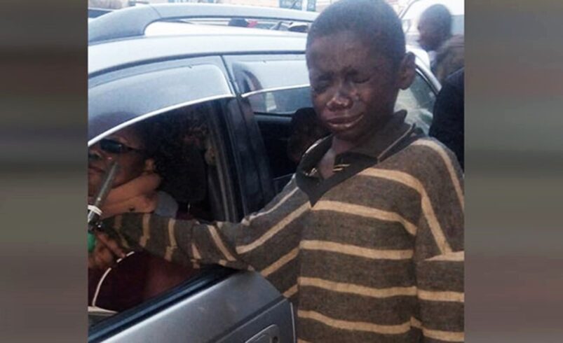 VIDEO: Maleni beskućnik prišao je autu kako bi zatražio novac, ali kada je pogledao unutra počeo je plakati