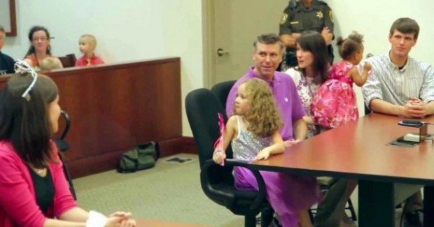 5-ogodišnja djevojčica čeka u sudnici na usvajanje! Kada je vidjela ko je ušao na vrata, zanijemila je!