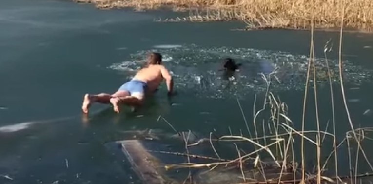 (VIDEO) SVAKA ČAST: Pogledajte kako mladić spašava psa iz zaleđenog jezera