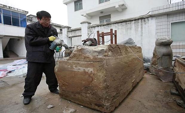 Radnici na putu su iskopali veliki kovčeg. Ono što su u njemu našli nikad neće zaboraviti
