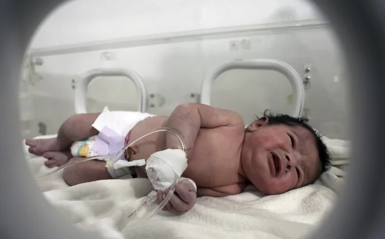 Ovo je beba spasena iz ruševina u Siriji: Pupčana vrpca bebe i dalje je bila vezana za majku kada su pronađene