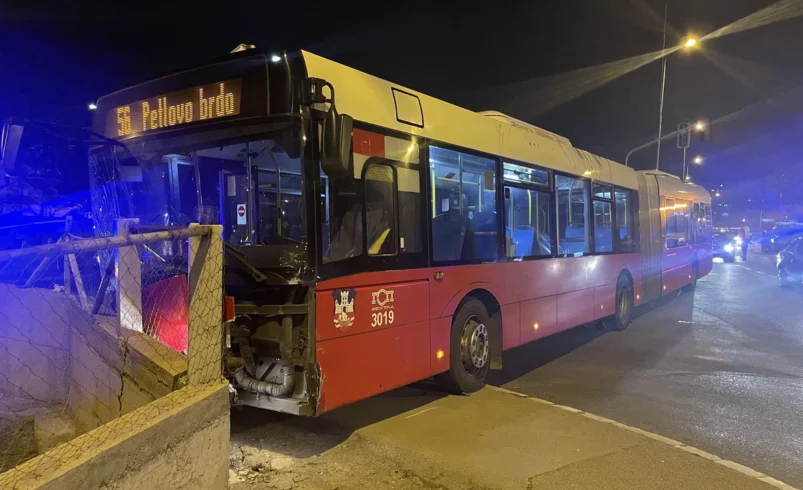 Tragedija: Vozač autobusa umro tokom vožnje! Autobus potom naleteo na 4 automobila