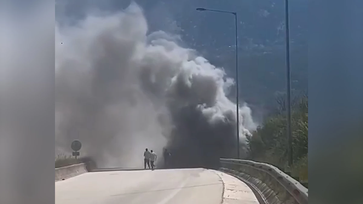 Drama na auto-putu: Zapalio se autobus pun đaka, deca panično iskaču napolje! (VIDEO)