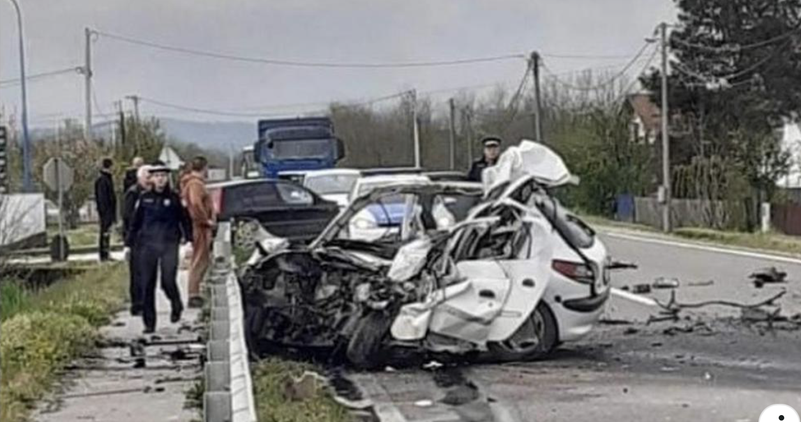 Stravičan udes! Goran (23) podleteo pod kamion i poginuo pred kućom, od “pežoa” ostala zgužvana limenka