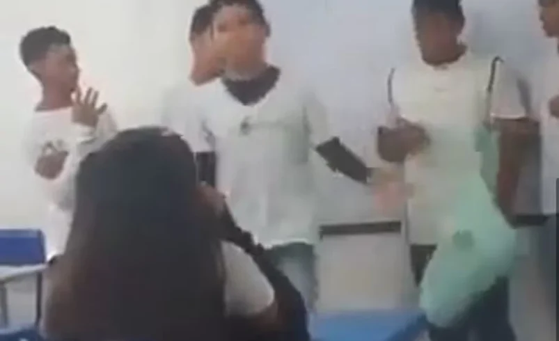 Učenik (14) na sred časa izbo učiteljicu olovkom: Razlog zbog čega je to uradio tera jezu u kosti