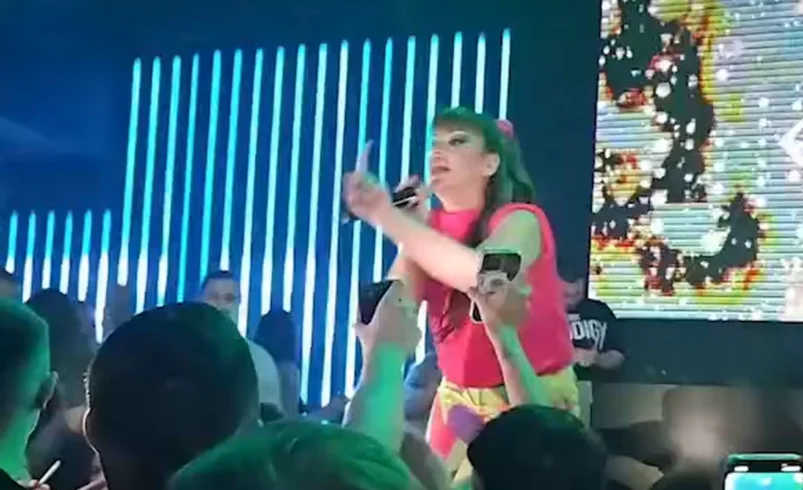 Miljana ne zna za blam: Pevala u klubu u Austriji, ljudi šokirani skandaloznim ponašanjem (Video)