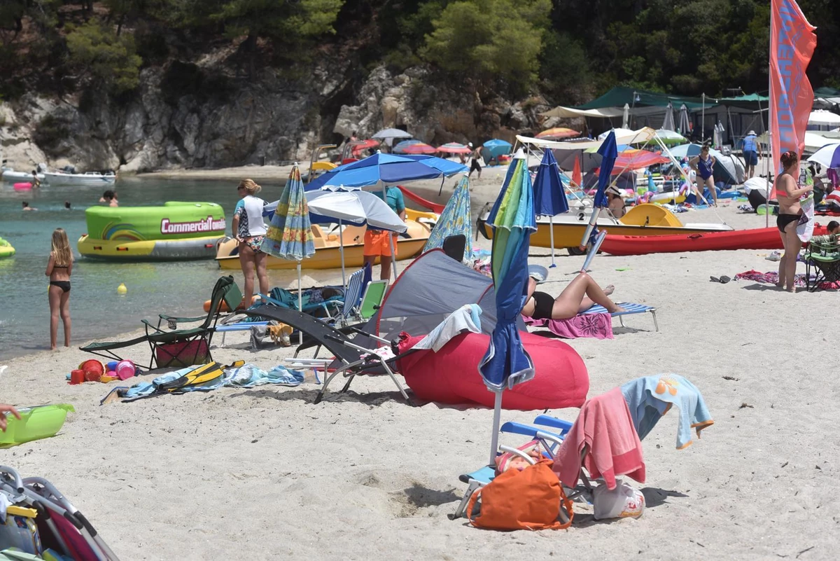 Na sred plaže poneli 4 konzerve, pola hleba i paradajz: Fotografija s Jadrana zbog koje su se mreže usijale (FOTO)