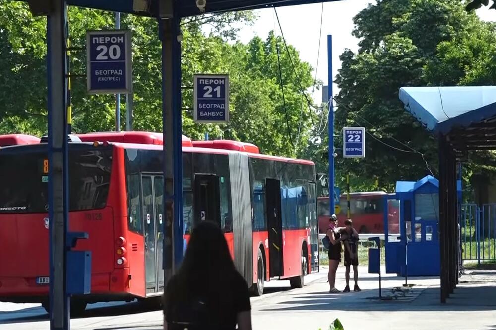 ČOVEK ČEKA VOLJENU ŽENU NA AUTOBUSKOJ STANICI VEĆ 24 GODINE: Potresna ljubavna priča o NADI je mnogima naterala SUZE na oči