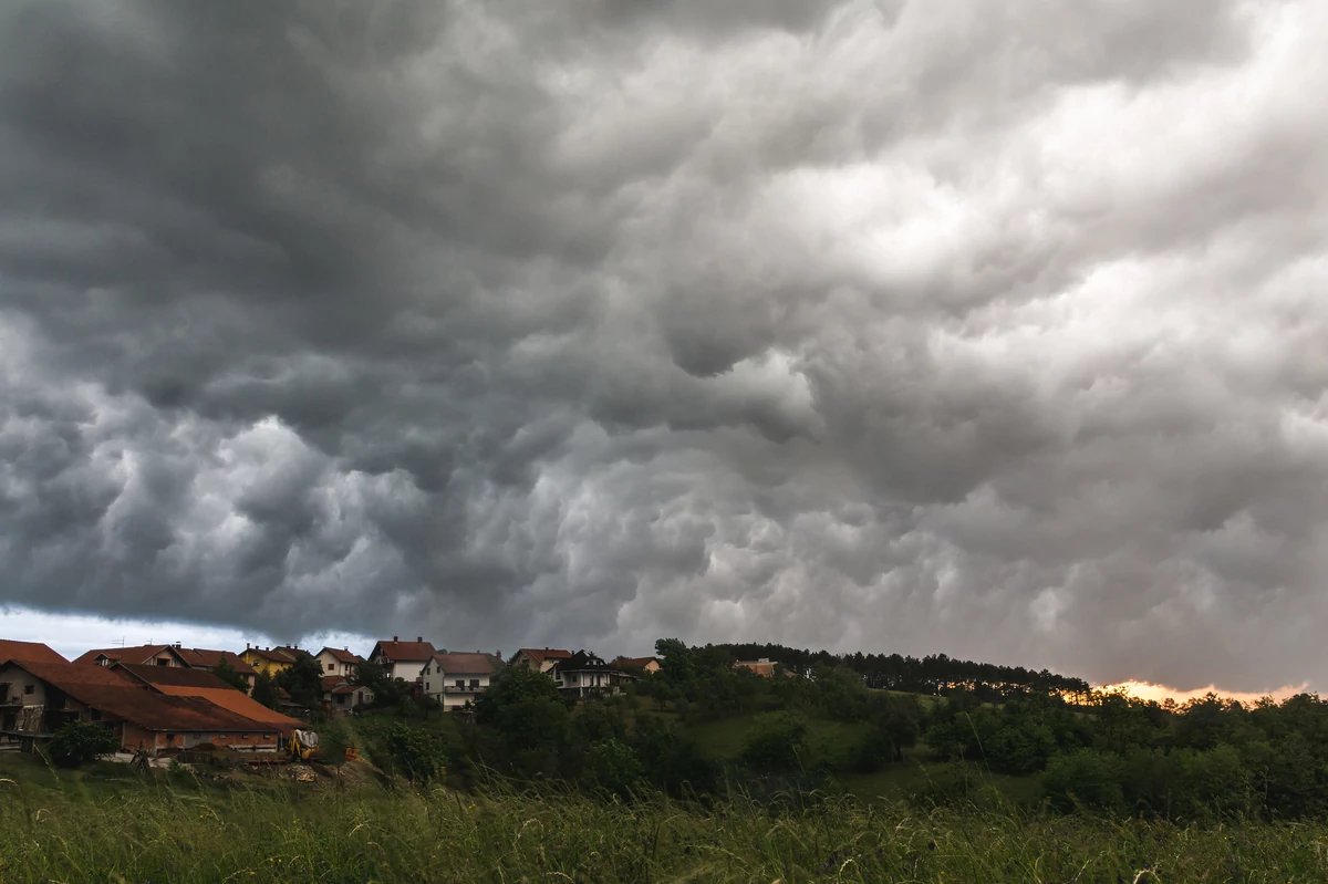 Nerealne scene iz Crne Gore: Sve se zabijelilo, djeca se sanjkanju u sred augusta (FOTO)