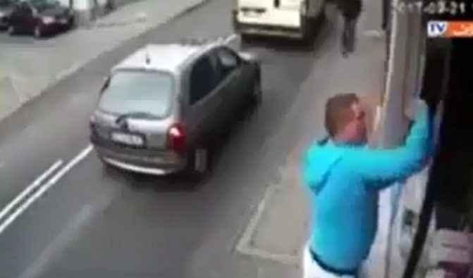 Čovjek razbija staklo na džamiji, ali ga ubrzo stiže Božija kazna (Video)