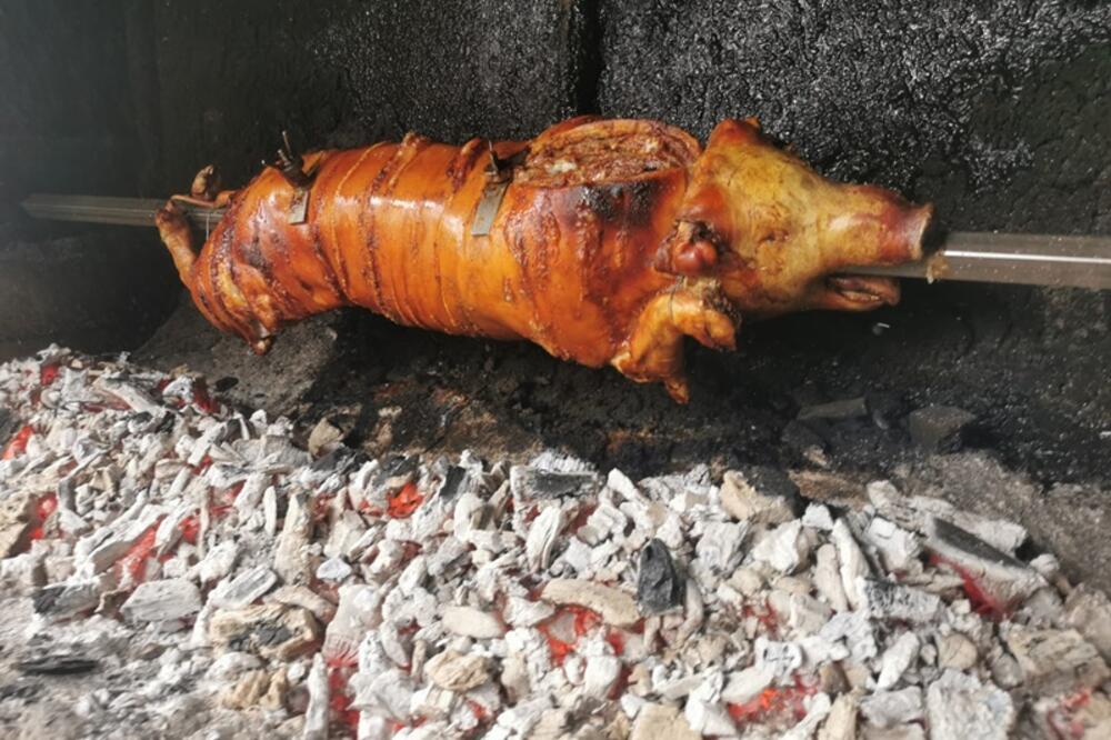 SVEŠTENIK OTKRIO MESO KOJE ŽIVOTINJE NE SME DA SE SLUŽI NA BOŽIĆ: Veruje se da je ona SIMBOL NAZADOVANJA, UŽAS JE