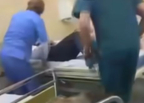 Užasan snimak iz Hitne pomoći, zaposleni maltretiraju starca: Medicinska sestra i nosač ga tukli i ponižavali