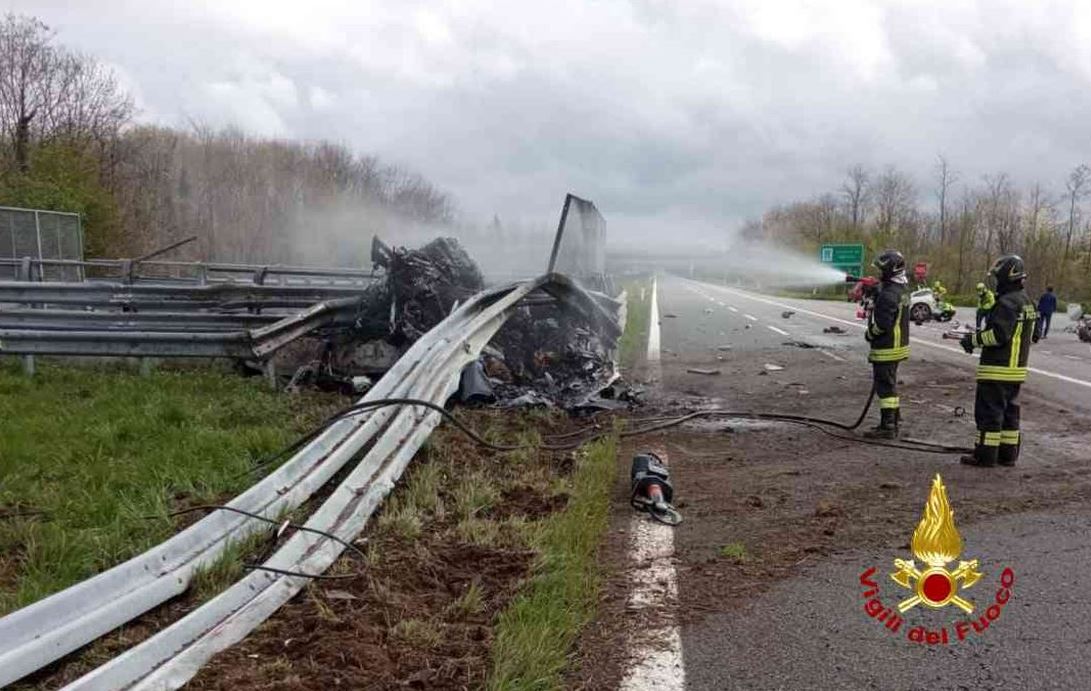 Ferrari se brzinom 200km/h zabio i prepolovio: Poginuo DJ sa Kosova i saputnica (FOTO)