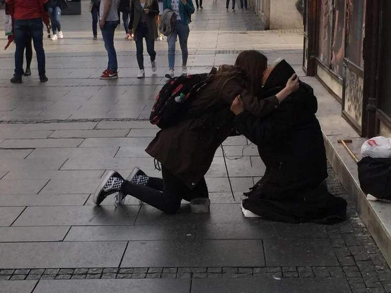 Devojka je usred Knez Mihailove klekla pored žene koja prosi, ljudi su povadili telefone zbog scene što je usledila (FOTO)