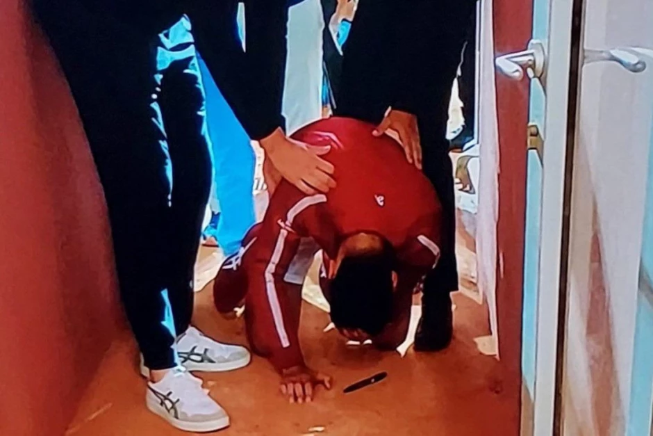 Šokantna scena u Rimu, Đokovića pogodili flašom u glavu! Nole pao na kolena i previjao se od bola! /VIDEO/