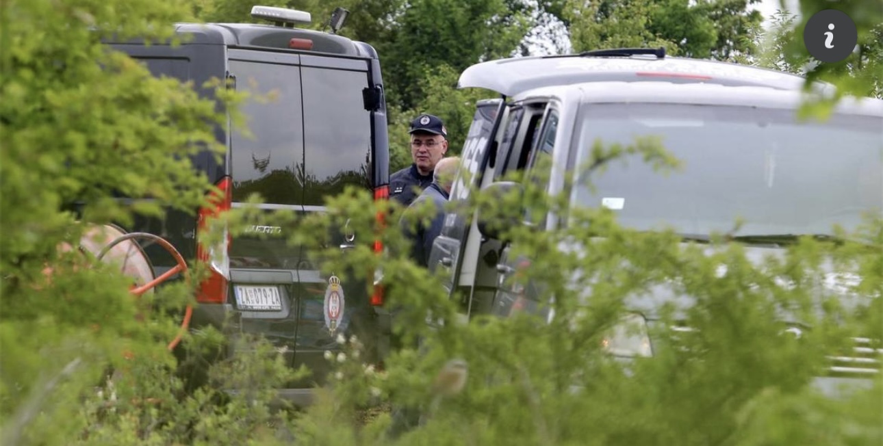 OSUMNJIČENI ZA UBISTVO DANKE ILIĆ NA SAHRANI MAJKE Policija dovela Dejana i njegovog oca na groblje: Zapalili sveće i prekrstili se, marica ih odmah odvela (FOTO)