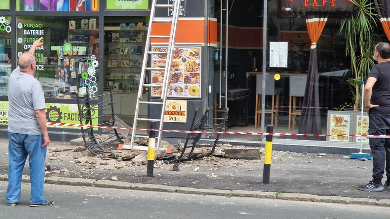 Srušila se masivna terasa, pala je cijela konstrukcija nasred trotoara u Sarajevskoj ulici (FOTO)