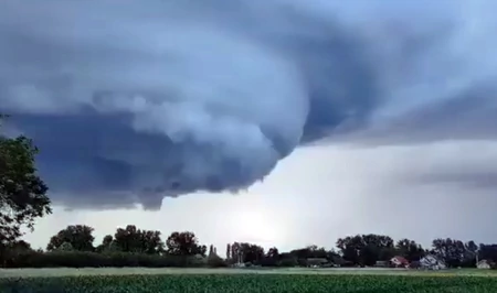 Jeziva scena na nebu preplašila građane, oluja paralisala veći dio države: “Ovo je kao tornado!” (VIDEO)