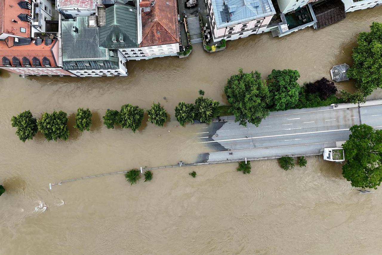 Apokaliptične snimke: Grad se pretvorio u rijeku, ljudi zarobljeni na krovovima automobila