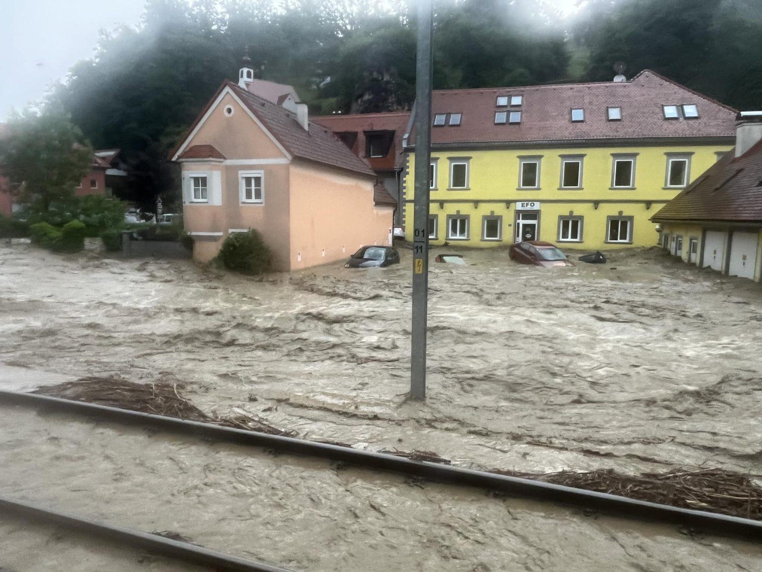 (VIDEO) SNAŽNE OLUJE: Grad potpuno poplavljen, zatvorena autocesta – aktiviran je alarm za katastrofu