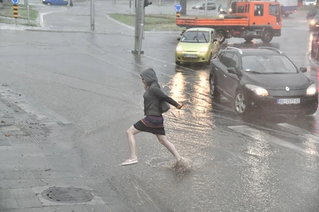 Potop: Ulice poplavljene, ljudi jedva hodaju kroz vodu (VIDEO)