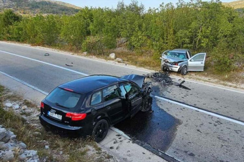 Stravična saobraćajna nesreća: Poginula jedna osoba, užasan prizor prepolovljenog automobila na cesti