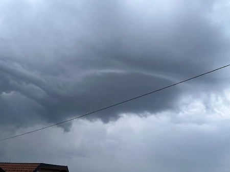 Crno nebo nad Beogradom, spremite se za oluju! Jak vjetar pravi haos